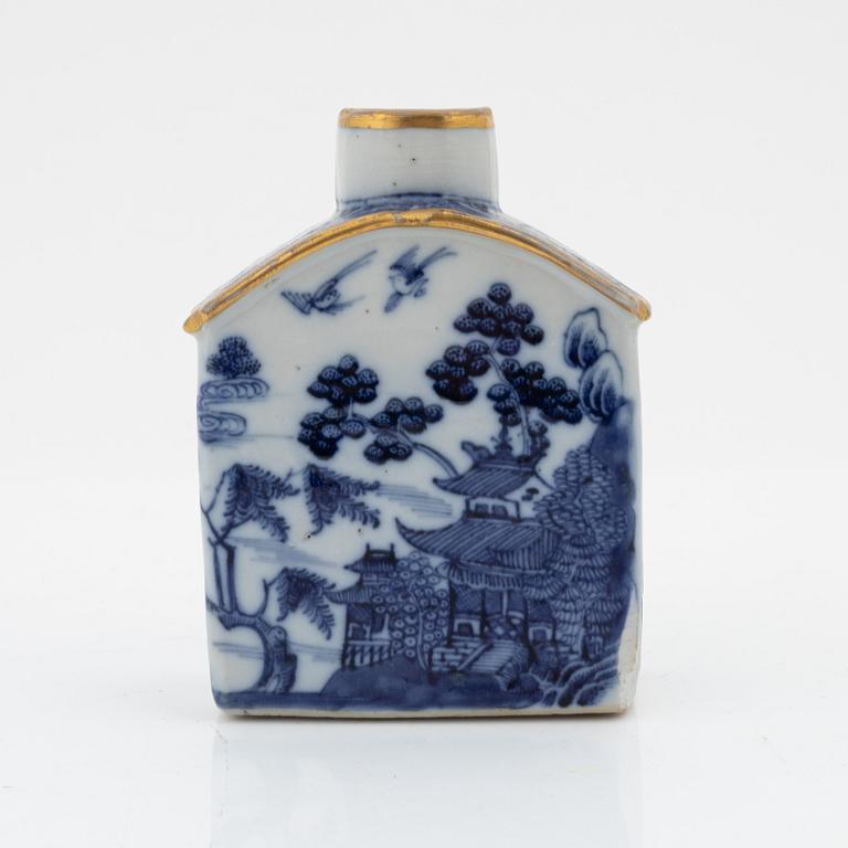 A tea caddy, a jar and a serving dish, Qing dynasty, 18th/19th Century.