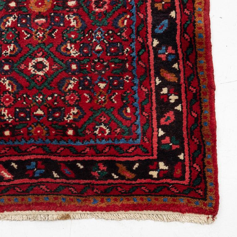 A runner carpet, Hoseinabad, ca. 530 x 84 cm.