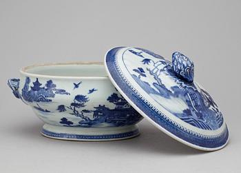 TERRIN med LOCK och FAT, porslin, Qing dynastin, Jiaqing (1796-1820).