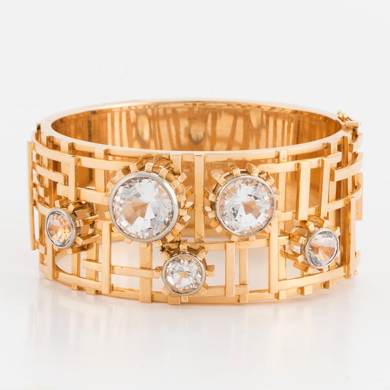 Claës E. Giertta, an 18K gold bangle set with round, mixed-cut rock crystals, Stockholm 1966.