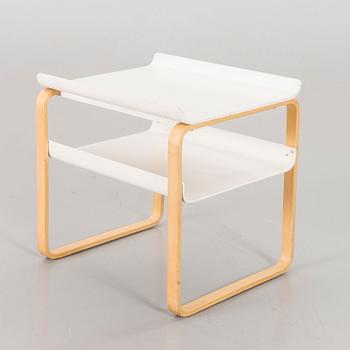 A ALVAR AALTO MODEL 915 SIDE TABLE.