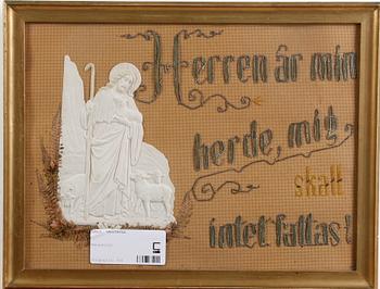 VÄGGTAVLA. Gips/textilbrodyr.