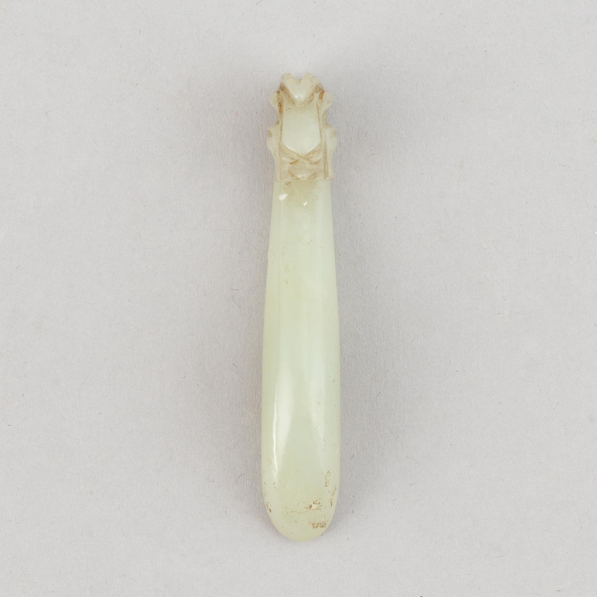 Bältespänne samt skulpturer, 2 st, nefrit. Kina, tidigt 1900-tal.