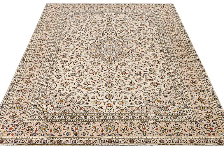 A Kashan carpet, c. 355 x 238 cm.