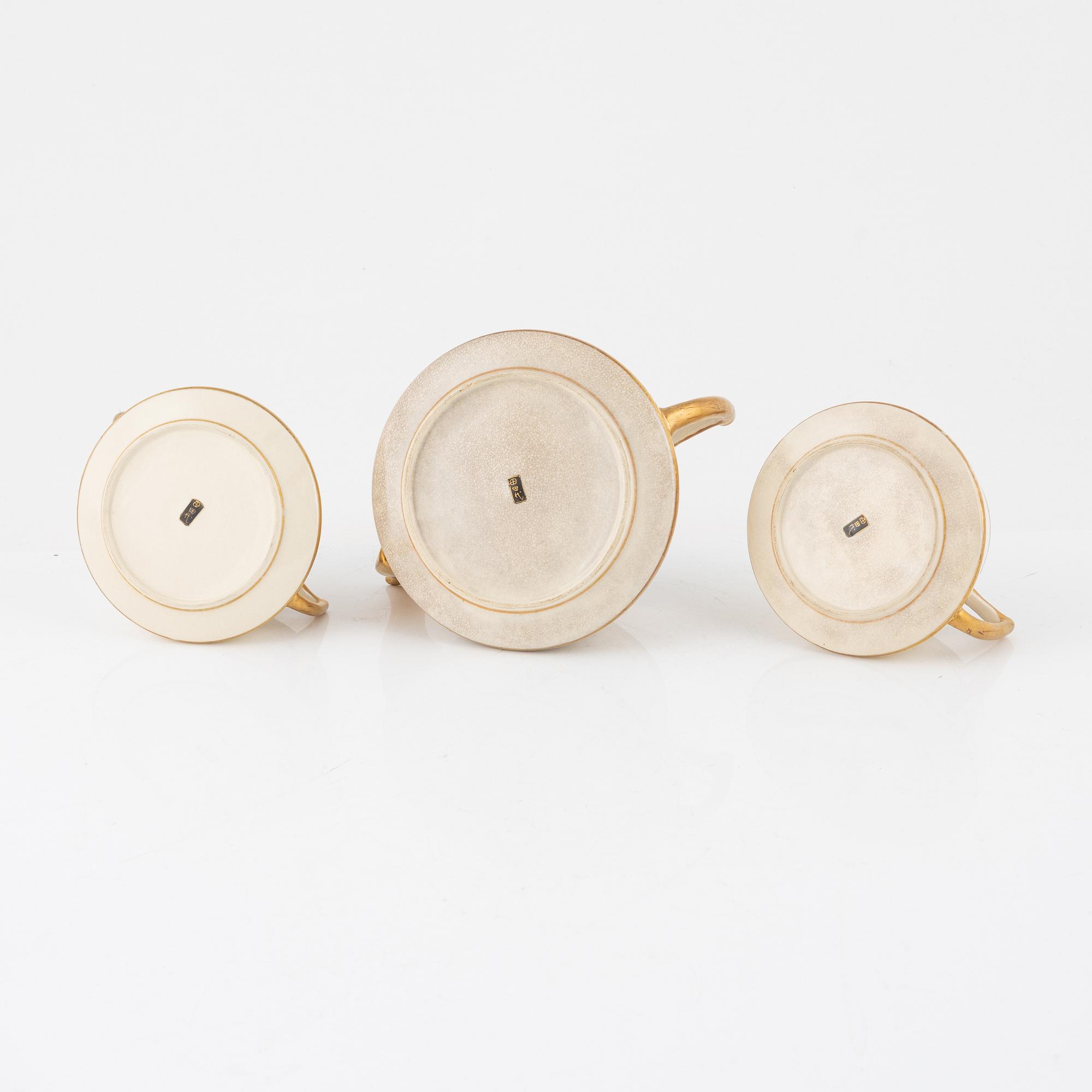 Schatull med servis, 15 delar, satsuma, signerad, Japan, sen Meiji (1868-1912).