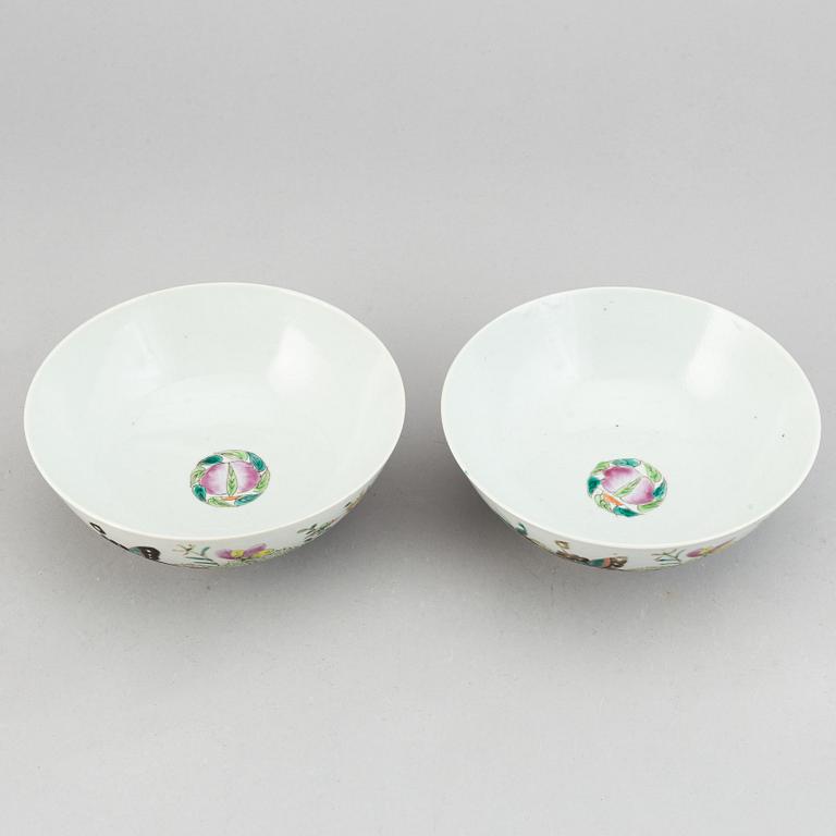 A pair of famille rose bowl, Qing dynasty, circa 1900.