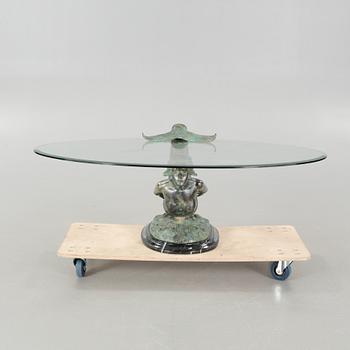 A late 20th century coffee table.