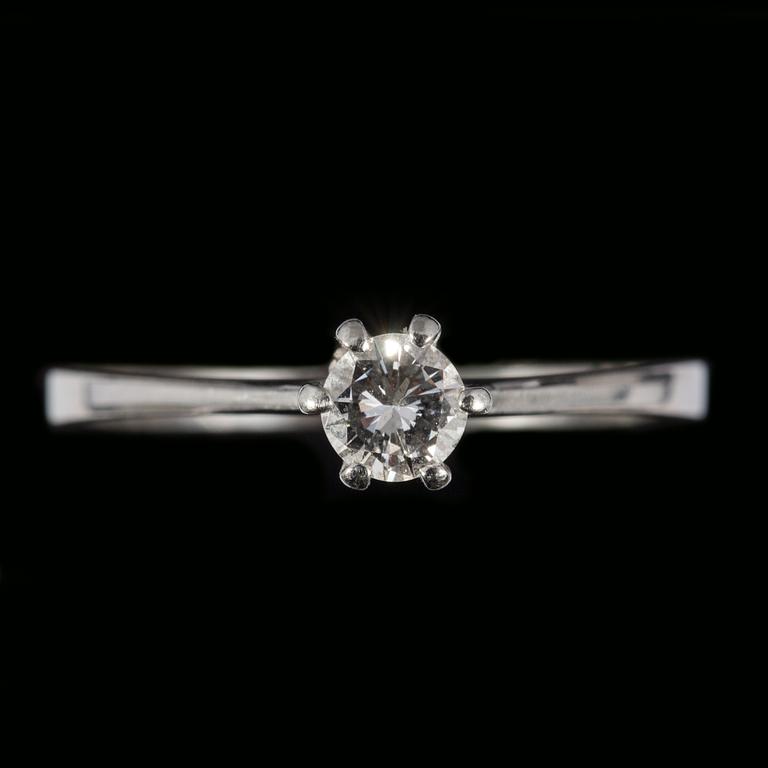 RING, 18 k vitguld med briljantslipad diamant, ca 0.28 ct. Vikt ca 2 g.