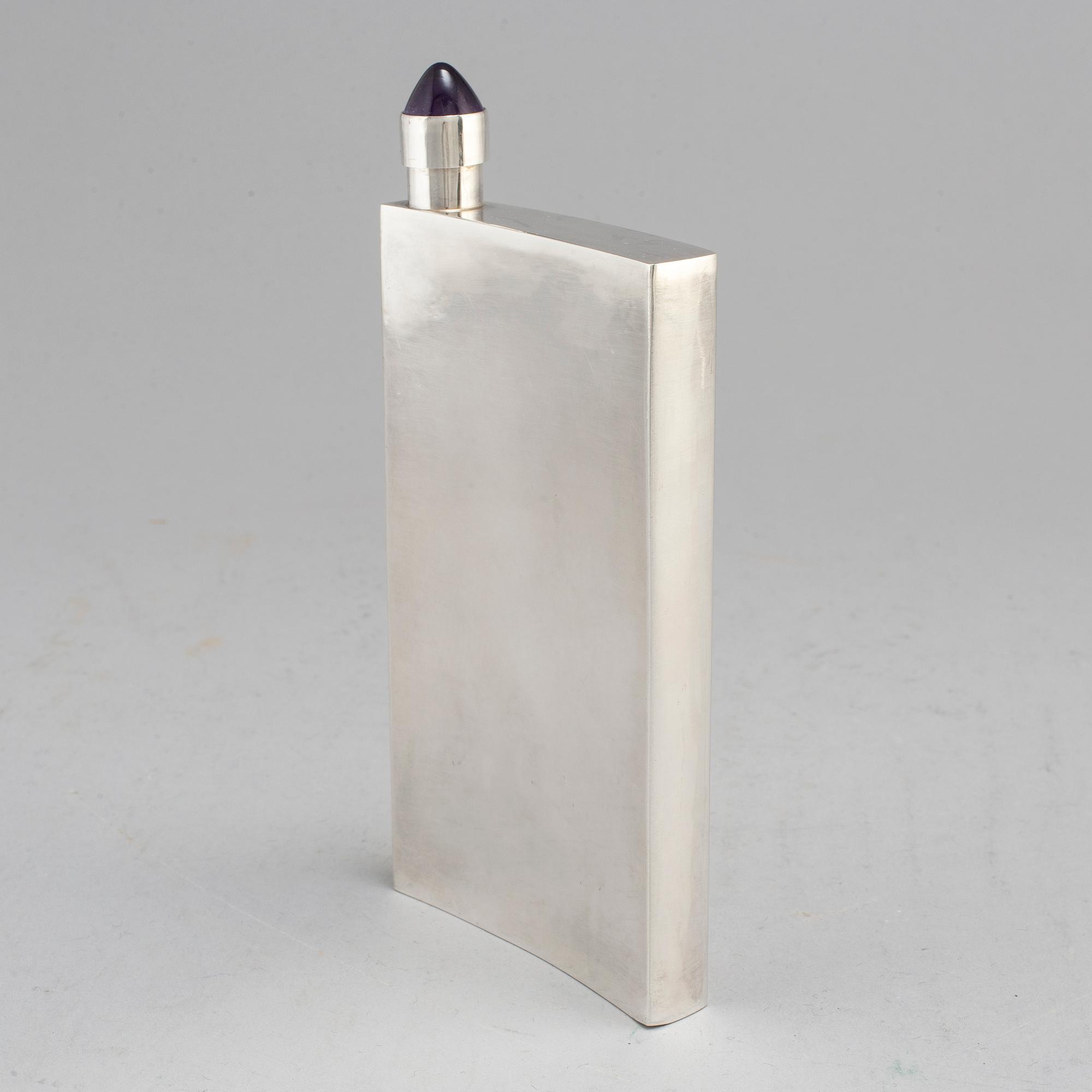 A sterling silver pocket flask by Per-G Forslund Juvelateljen Malmö 1976.