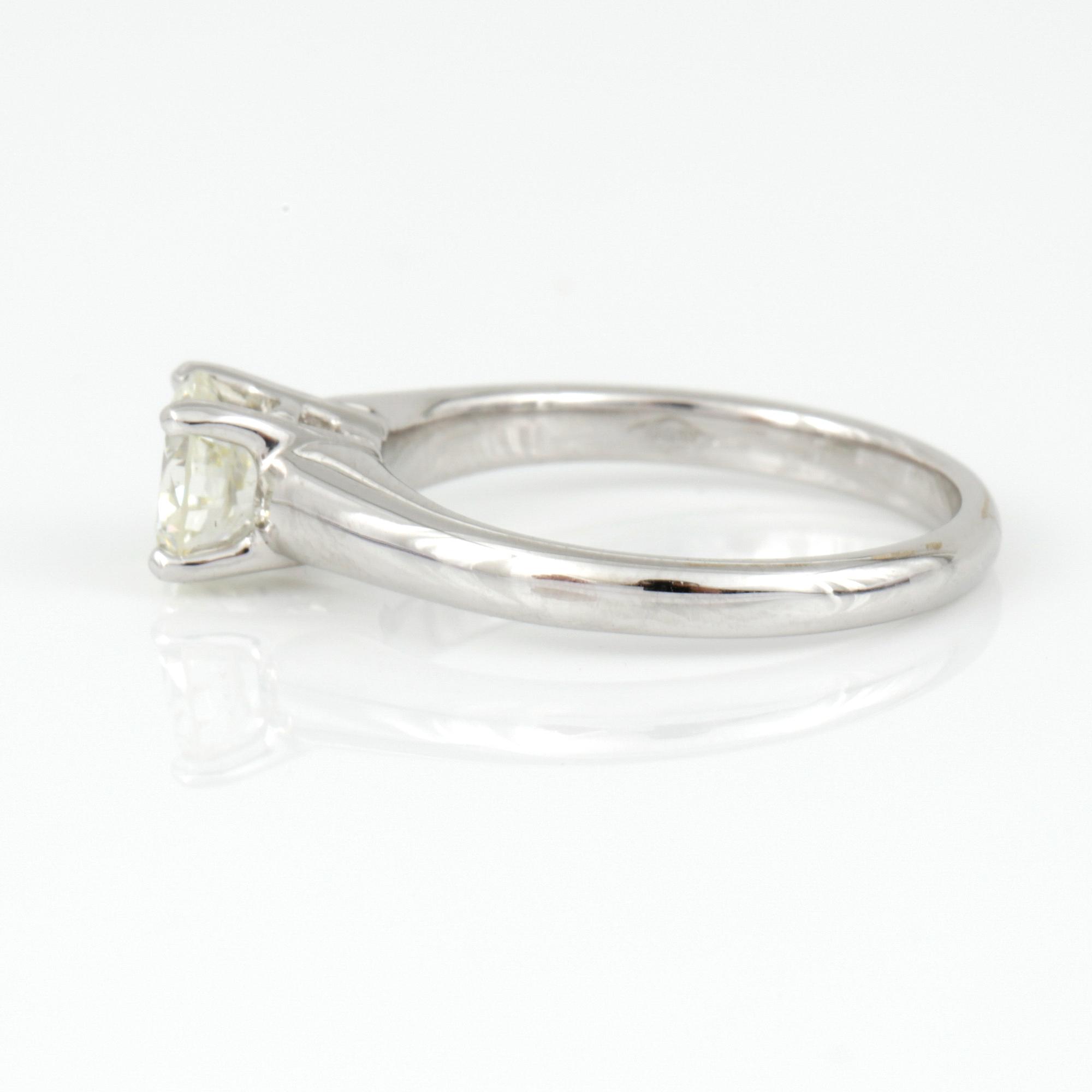 RING, enstenring, 18K vitguld med briljantslipad diamant, 0,90 ct. Vikt 4,14 g.