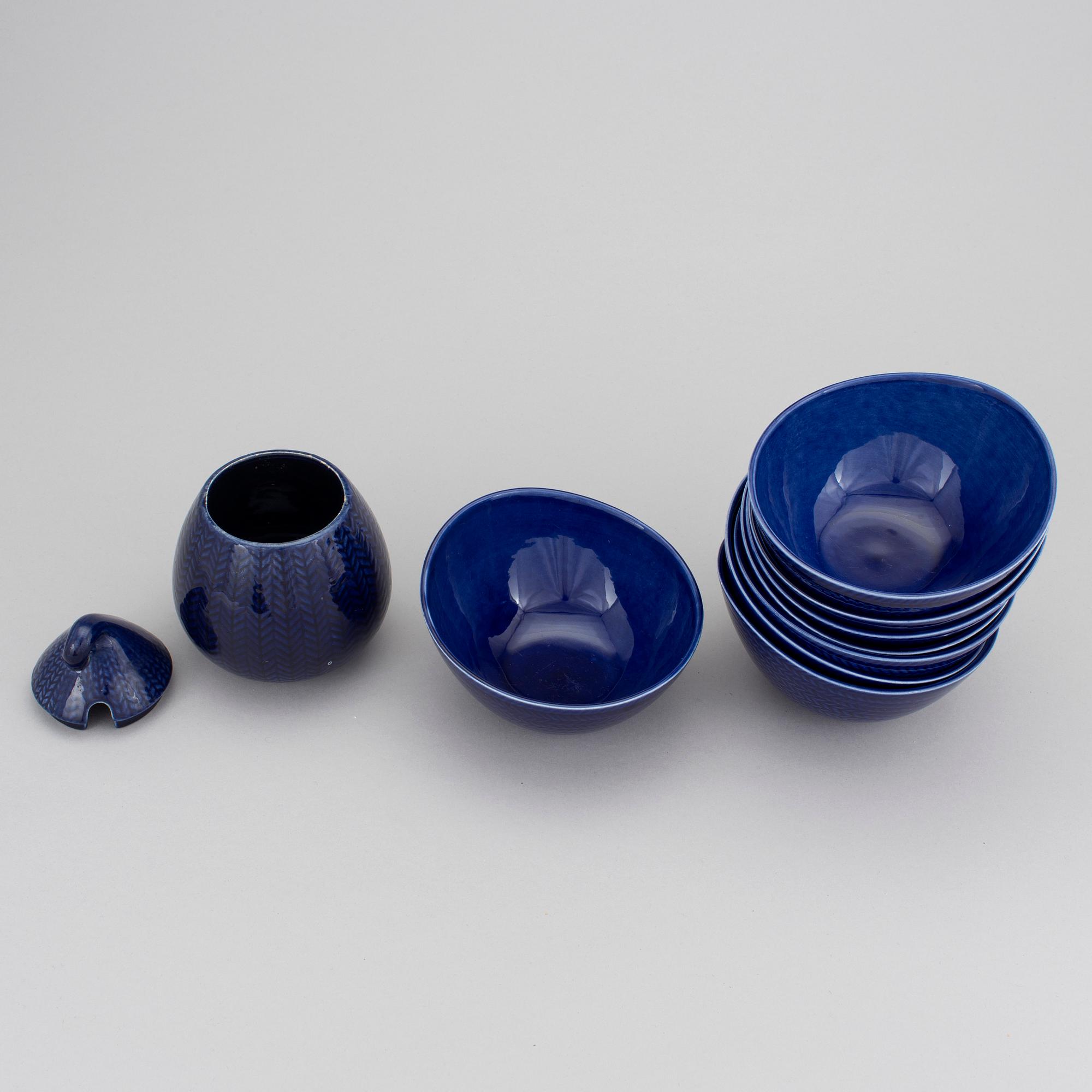 Hertha Bengtsson, 9 pieces of the "Blå eld" service, Rörstrand.