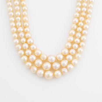 Cultured three strand pearl necklace, clasp silver.