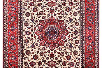 An Esfahan carpet, c. 320 x 208 cm.