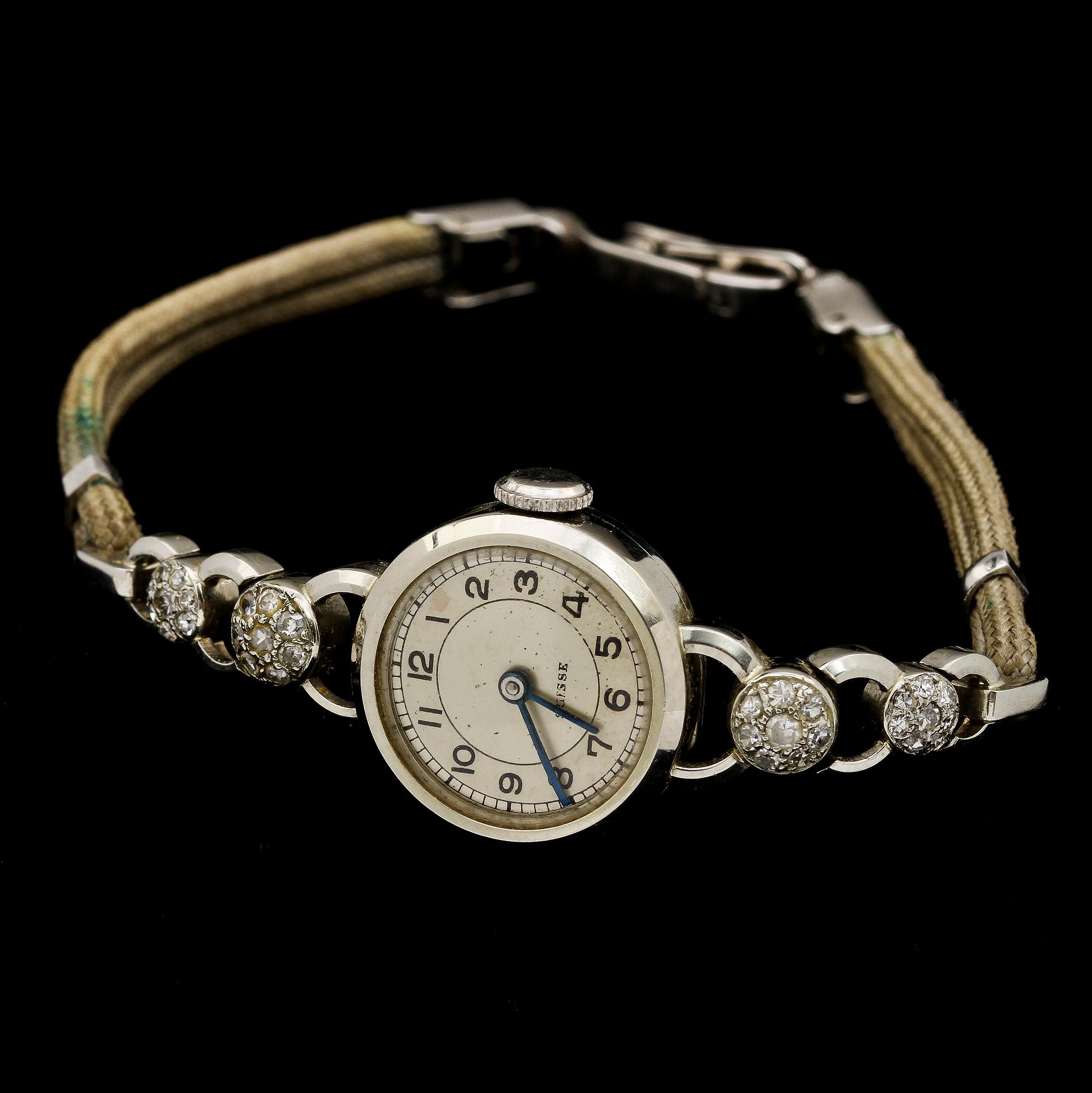 DAMARMBANDSUR, platina med 32 små diamanter, Schweiz, 1900-talets andra hälft. Vikt 10 g.