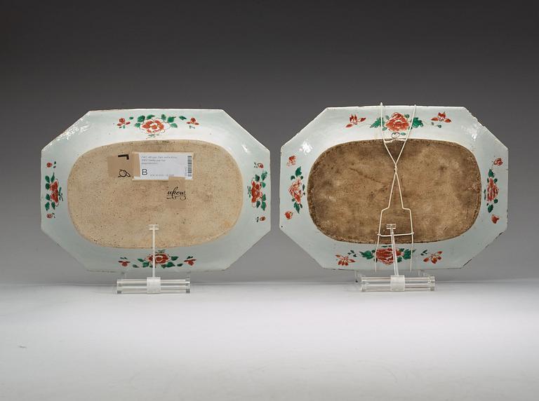 A pair of famille vert 'pie-crust' serving dishes. Qing dynasty, Kangxi (1662-1722).