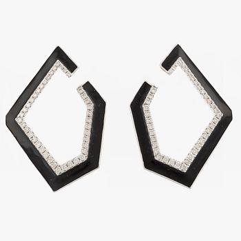 Ett par örhängen 18K vitguld med emalj och runda briljantslipade diamanter.