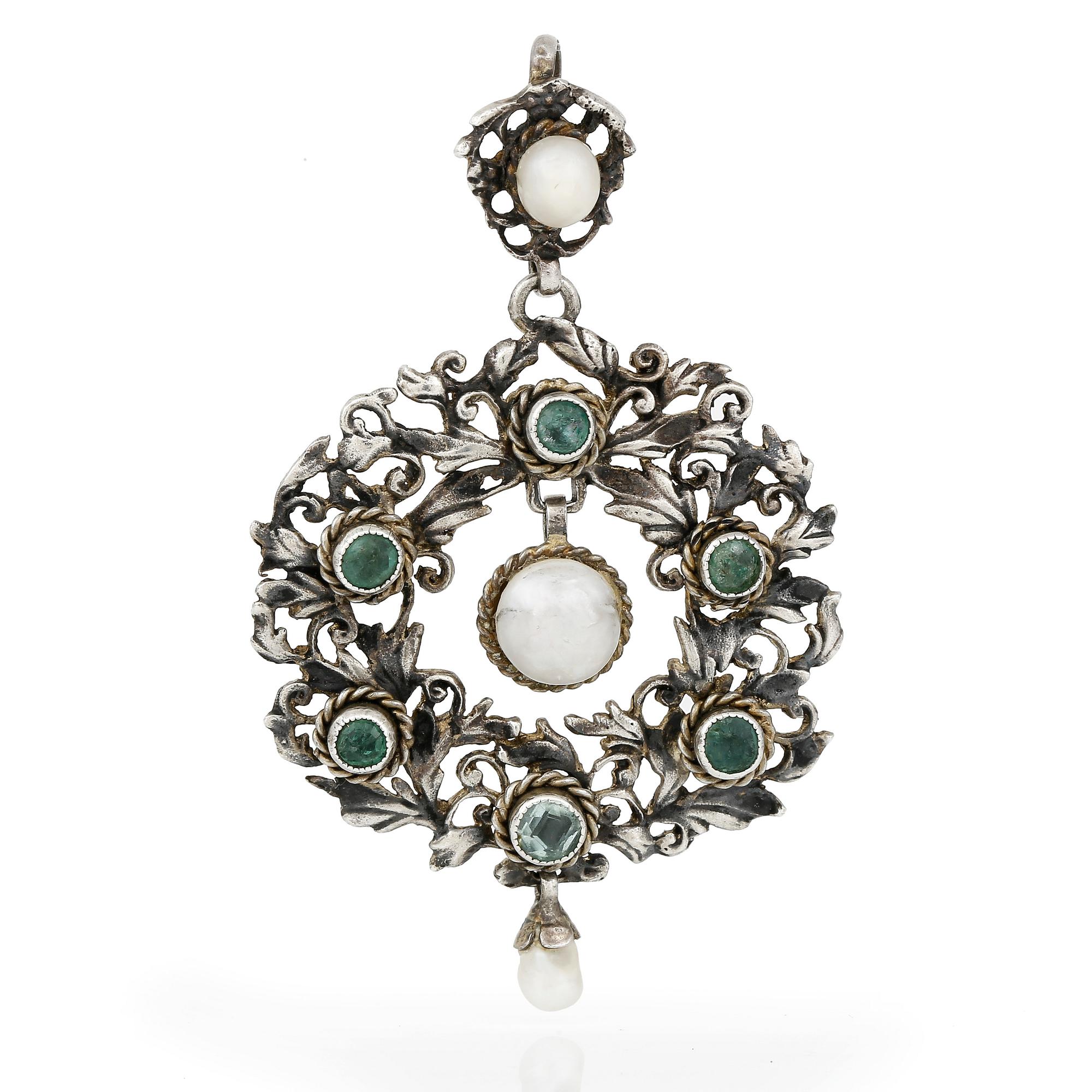 HÄNGE, besatt med sötvattenspärlor och gröna fasettslipade stenar, omkring sekelskiftet 1900.