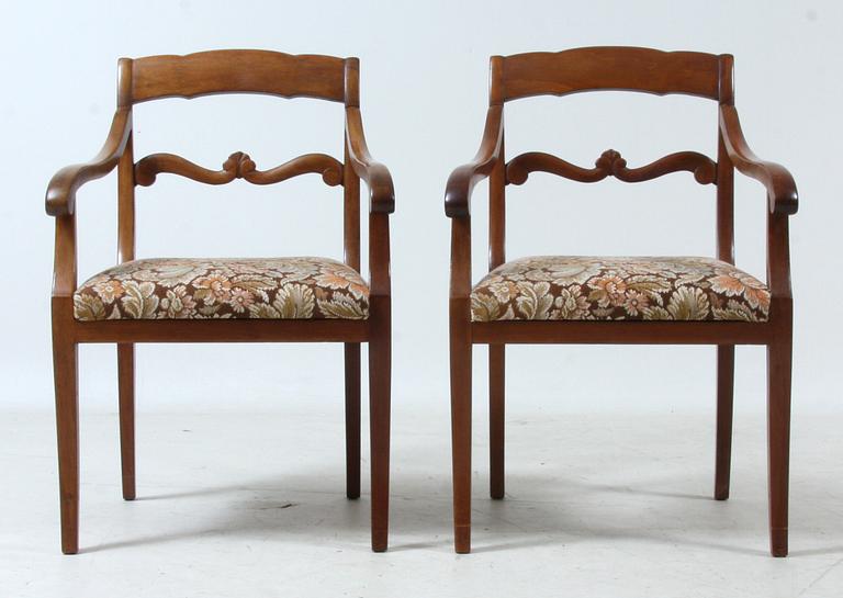 KARMSTOLAR, ett par, 1900-talets första hälft.