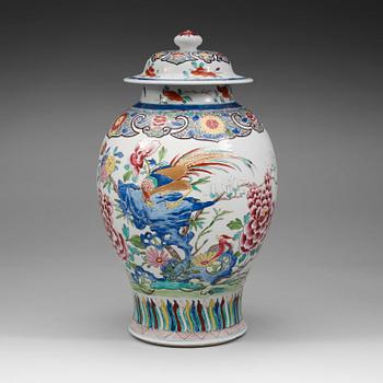 316. A famille rose jar with cover, Qing dynasty, 19th Century.