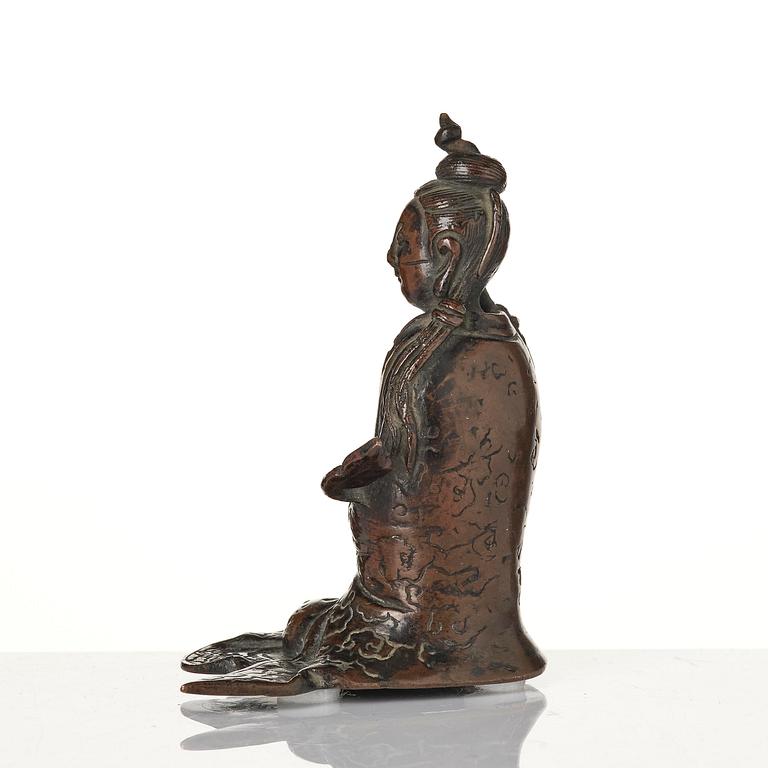 An elegant bronze sculpture of Guanyin, 17th/18th century.