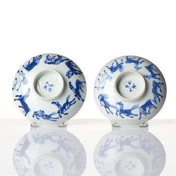 A pair of bowls with covers. Late Qing dynasty.