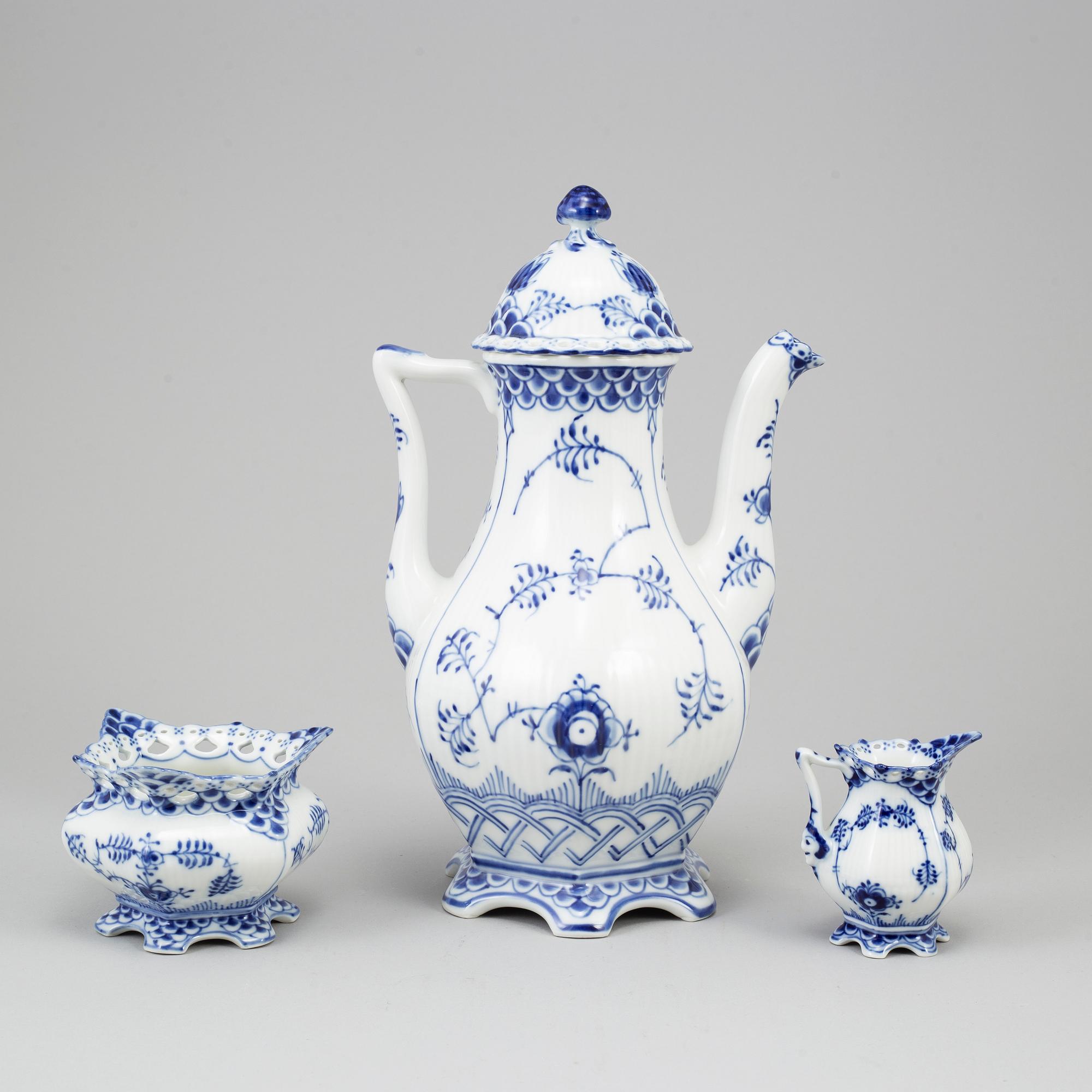ROYAL COPENHAGEN, kaffeservis, 18 delar, porslin. "Musselmalet", Danmark.