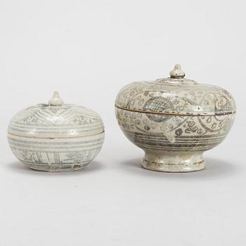 Two Sawankhalok boxes with covers, 15th/16th Century.