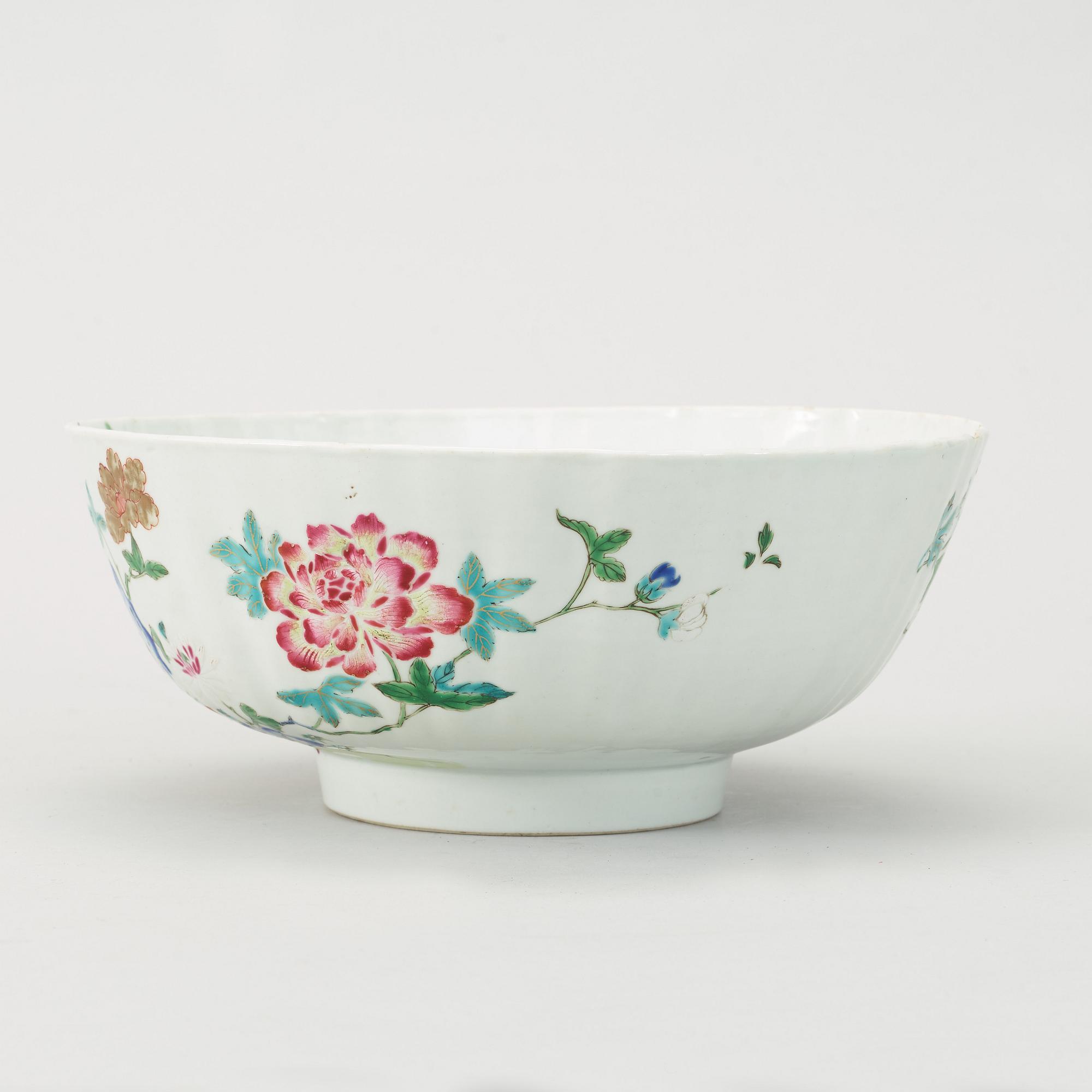 A famille rose bowl, Qing dynasty, Yongzheng (1723-1735).