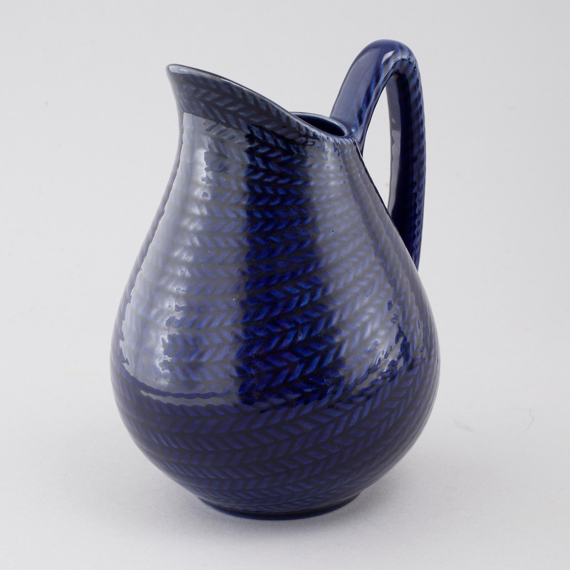 34 pieces of porcelain tableware by Hertha Bengtson for Rörstrand, model "Blå eld", second half of the 20th century.