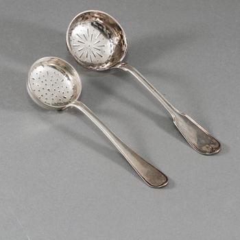 SOCKERSTRÖARE, 2 st, silver, troligen Stephan Halling, Örebro, 1780 samt Pehr Zethelius, Stockholm, 1807. Vikt 91 g.