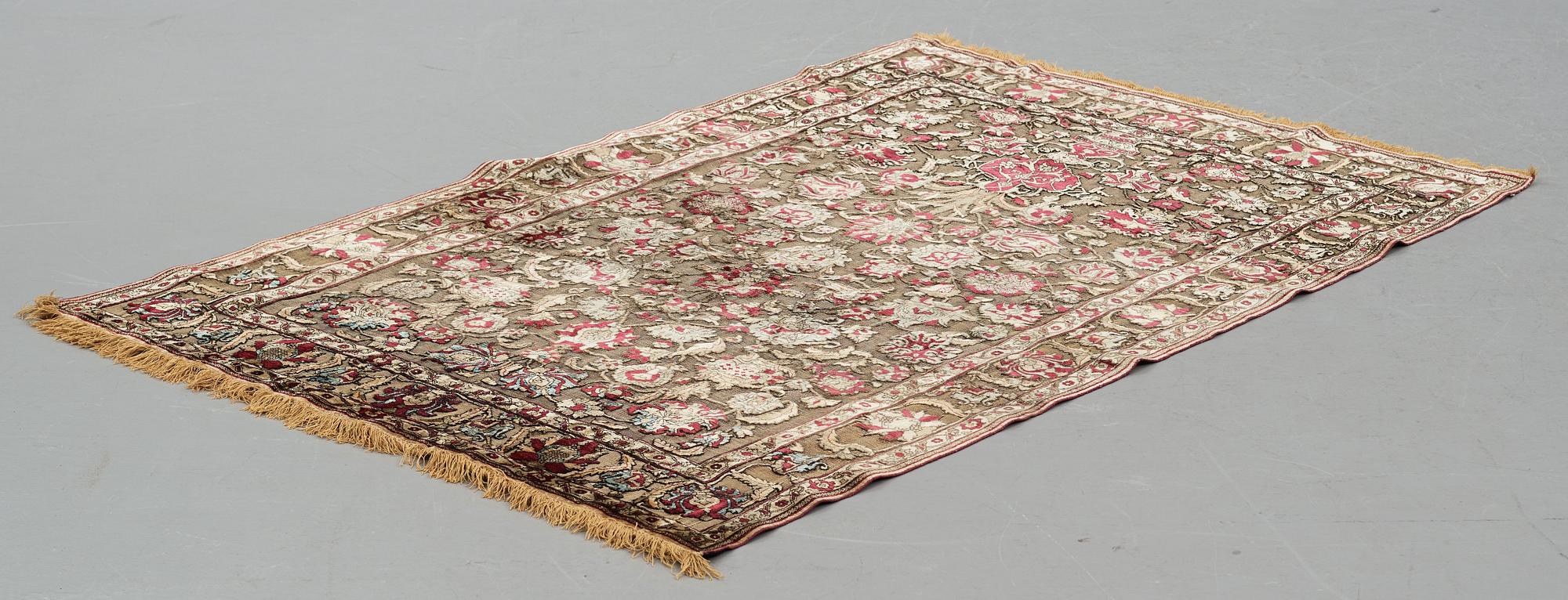 Matta, antik silke metallbroscherad Keshan, sannolikt omkring 1910, ca 200-202,5 x 129-131 cm.