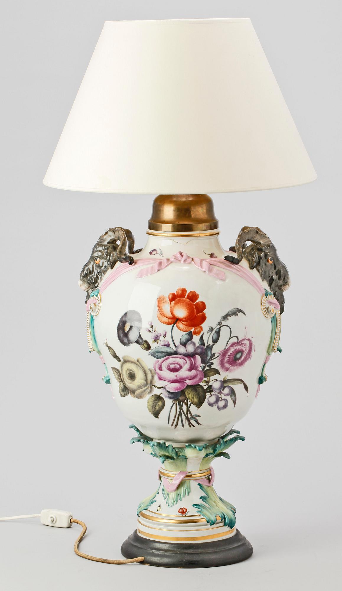 BORDSLAMPA, porslin, 1900-talets första hälft.