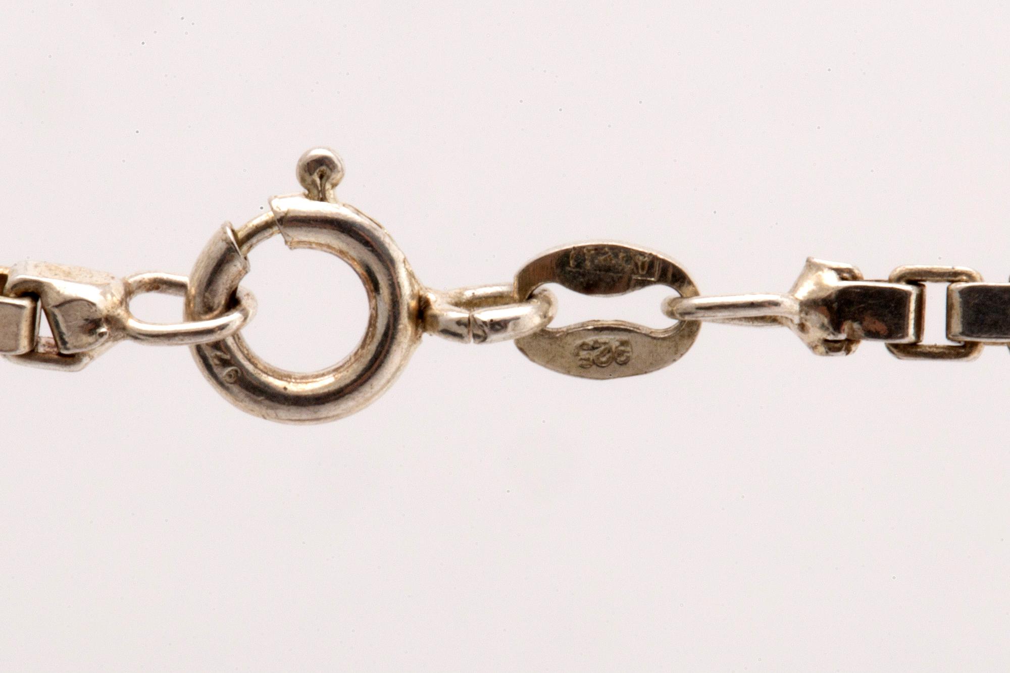 3 silvercollier, malakitkulor, pärlemor och rött stenämne, virad halsring Georg Jensen.