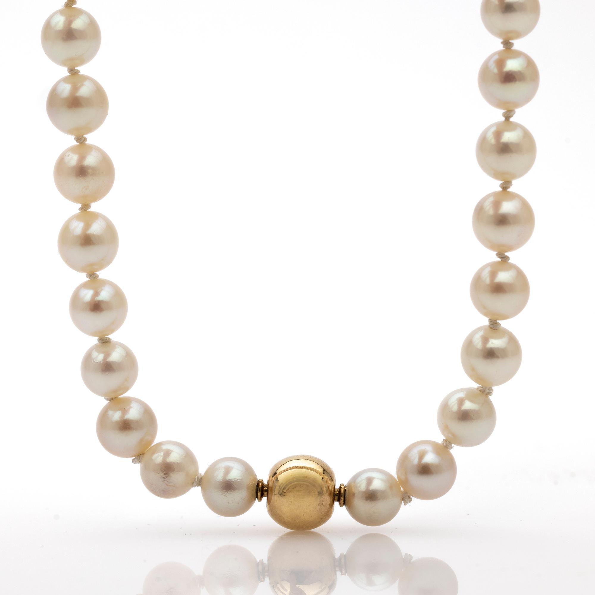 Pearl necklace, clasp in 18k gold.