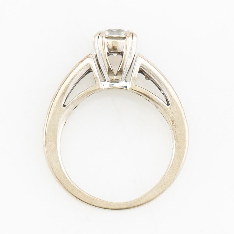 Ring 14K white gold set with a round brilliant-cut diamond, as well as princess-cut and baguette-cut diamonds.