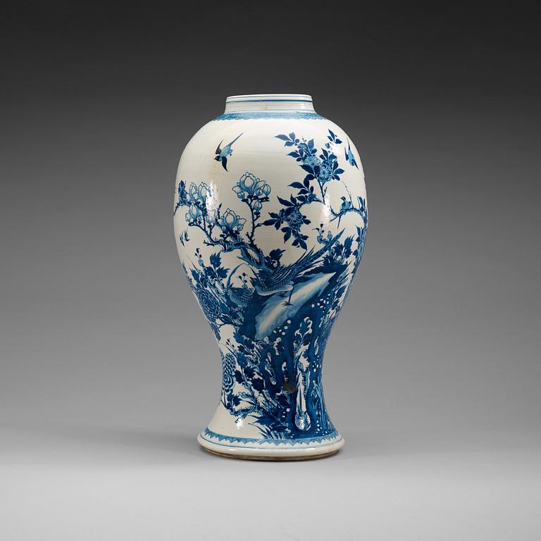 VAS, porslin. Qing dynastin, Kangxi (1662-1722).