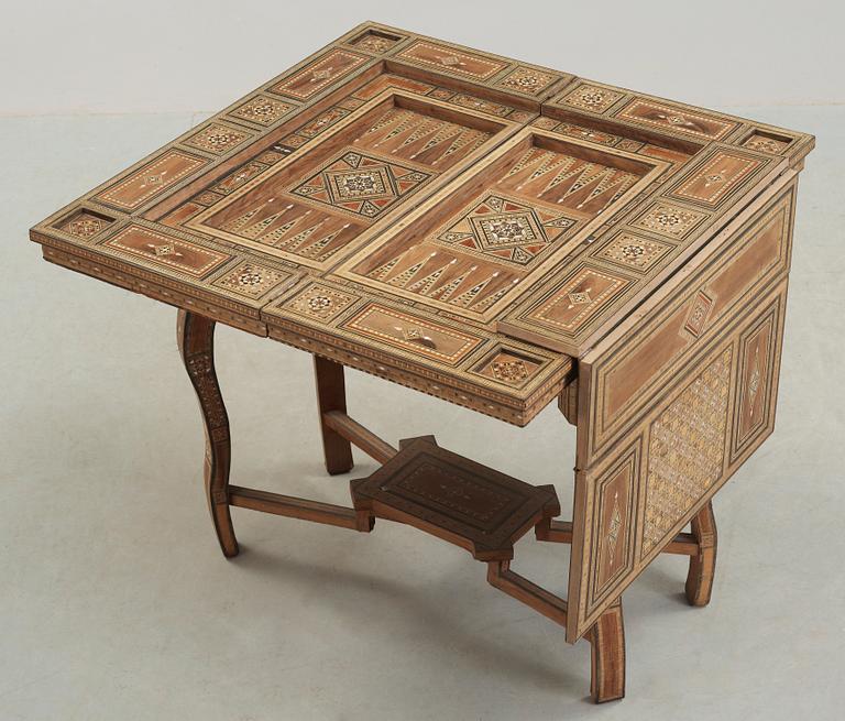 SPELBORD, orientaliskt, 1900-talets första del.
