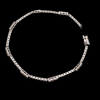 ARMBAND, 18k vitguld med briljantslipade diamanter, totalt ca 2.00 ct. Vikt 8 g.