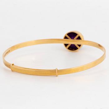 18K gold and sugarloaf-cut amethyst bangle.