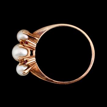 RING, 9 k guld med 3 pärlor samt 4 röda stenar. Total vikt ca 3 gram.