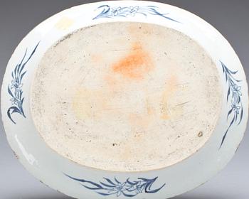 STEKFAT, porslin. Kina, Qianlong, 1700-tal.