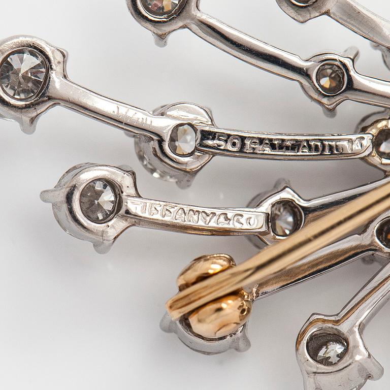 Tiffany & Co, A palladium brooch with brilliant- and baguette cut diamonds.