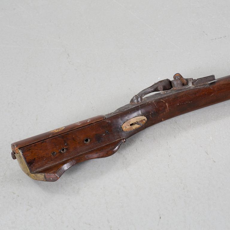 A snaplock rifle, 17th century.