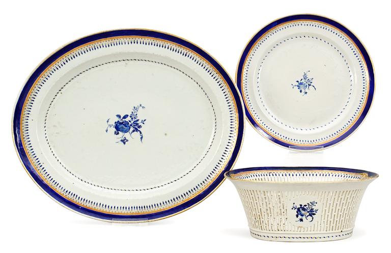 A blue and white basket with two plates, circa 1800 Jiaqing (1796-1820).