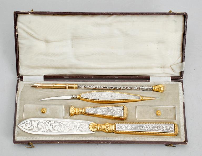 SKRIVSET, 4 delar, delvis förgyllt stål, sekelskiftet 1900.