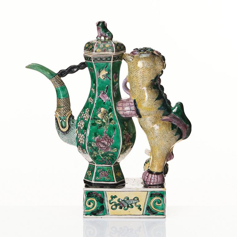 A famille verte wine ewer, Qing dynasty, 19th century.