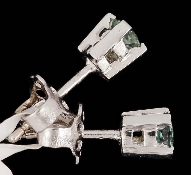 ÖRHÄNGEN, ett par, 14k vitguld med turmaliner tot 0,50ct. Vikt ca 1,73 gram.