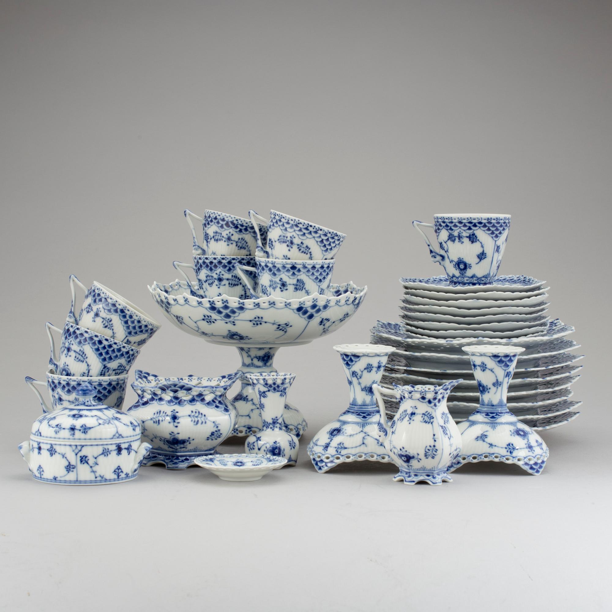 KAFFESERVIS, 24 delar delar, porslin, "Musselmalet", Royal Copenhagen, Danmark.