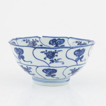 A blue and white bowl, Qing dynasty, 18th Century.