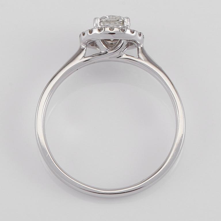 RING, 18K vitguld och diamanter tot ca 0.58 ct. varav en ca 0.48 ct.